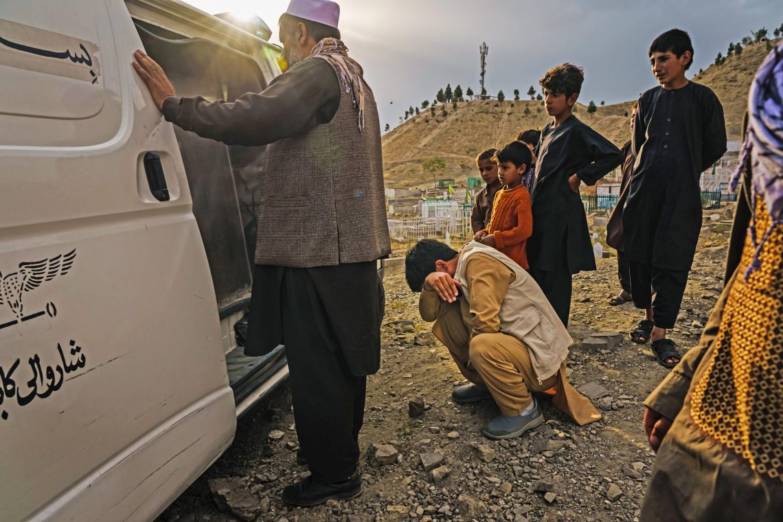 Massenbegräbnis für die Mitglieder einer Familie, die bei einem US-Drohnenangriff in Kabul, Afghanistan im August 2021 getötet wurden