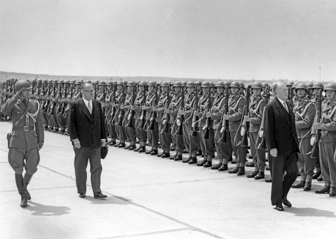 Bundeskanzler Konrad Adenauer und Julius Raab werden am 13.06.1957 auf dem Flughafen Schwechat in Wien von der Ehrenkompanie des Bundesheers begrüßt