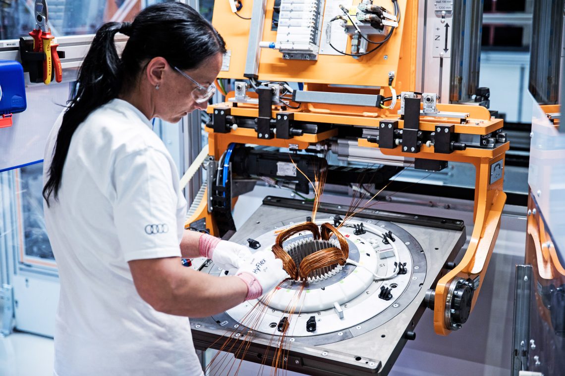 Eine Mitarbeiterin bei der Konstruktion eines Elektromotors im Audi-Produktionswerk in Gyor, Ungarn, Juli 2018