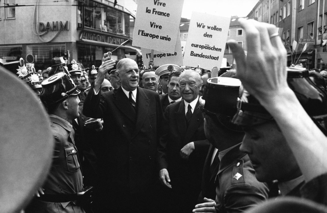 Der französische Staatspräsident Charles de Gaulle und der deutsche Bundeskanzler Konrad Adenauer im September 1962 in Deutschland