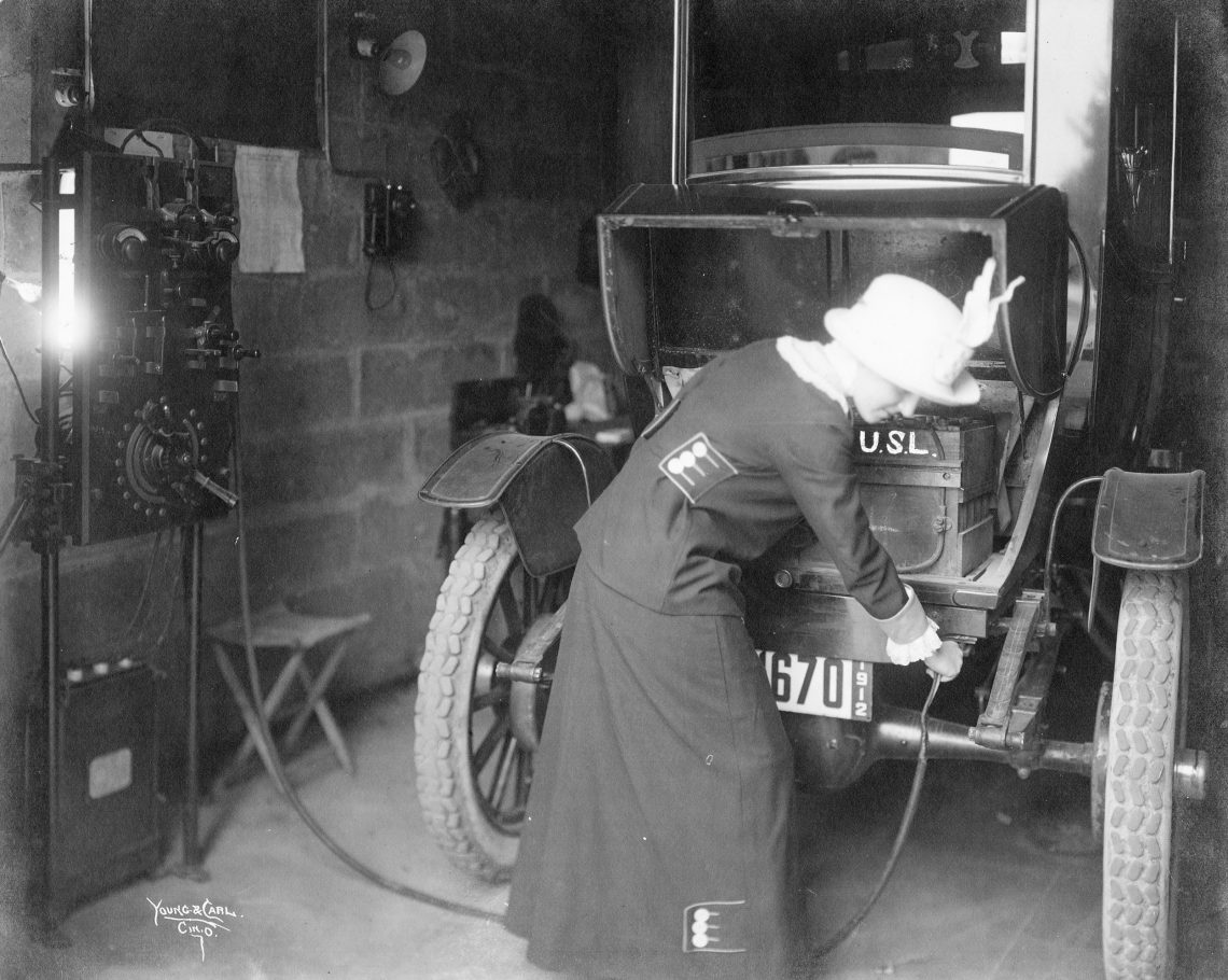 Frau lädt Batterie ihres E-Autos per Kurbel auf, Ohio 1912