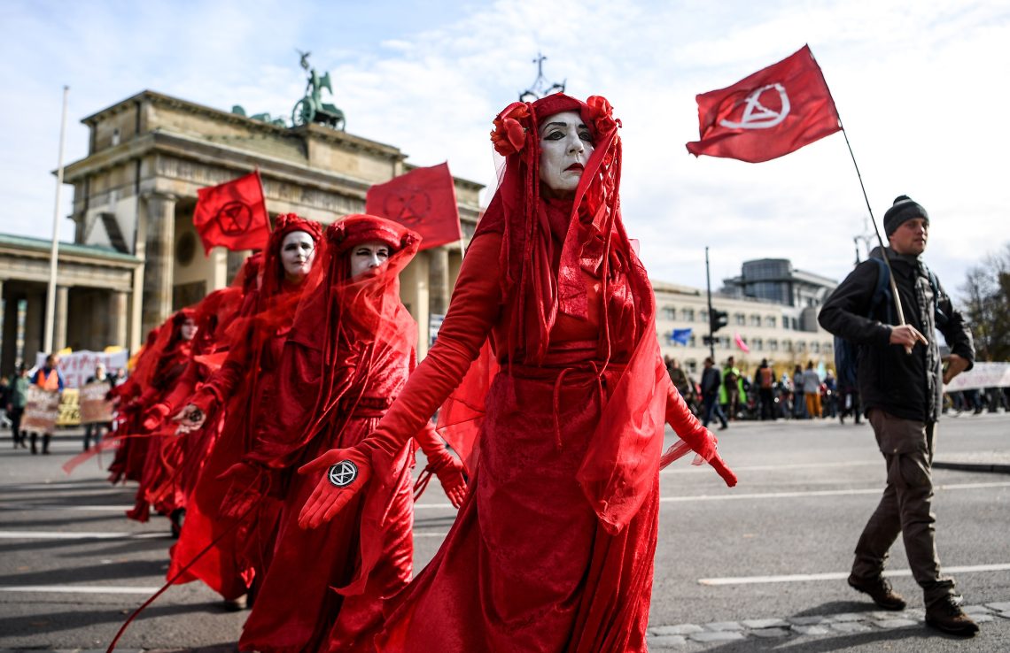 Aktivistinnen der Red Rebel Brigade von Extinction Rebellion in Berlin, 2019
