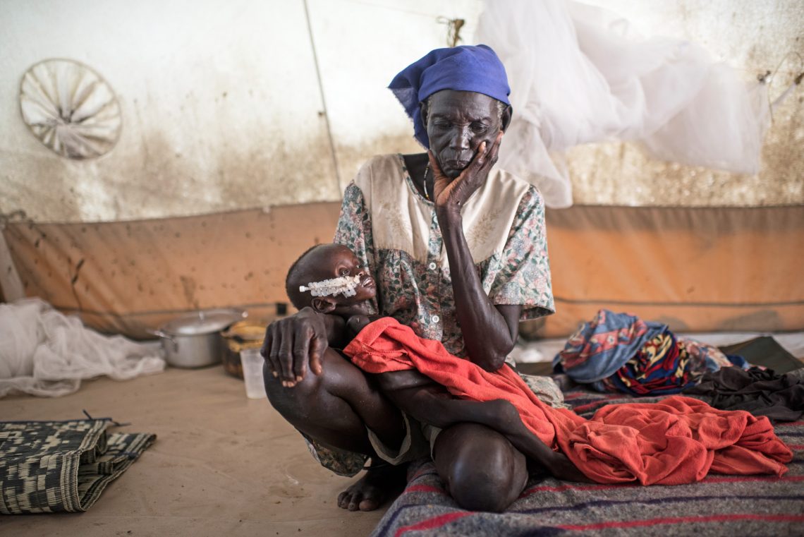 Eine Frau mit ihrer schwer unterernährten Enkelin in einer Ärzte ohne Grenzen-Klinik im Südsudan, September 2015