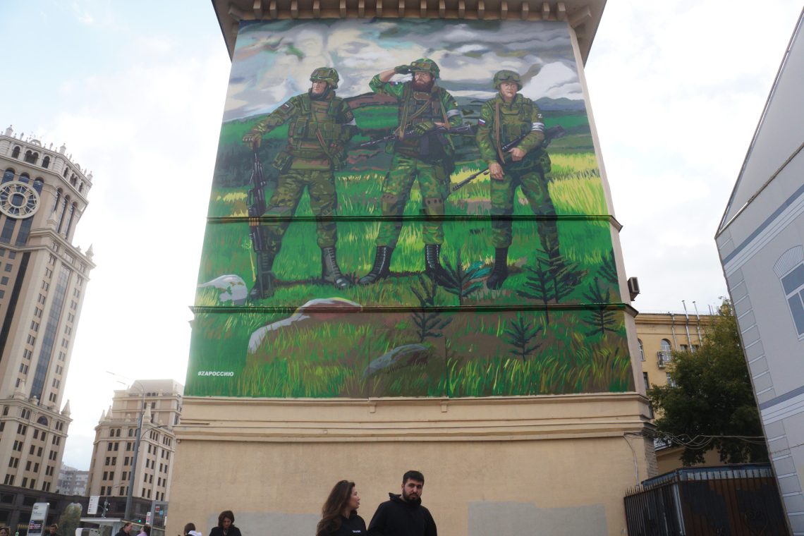 Kriegs-Propaganda-Wandgemälde in Moskau September 2022