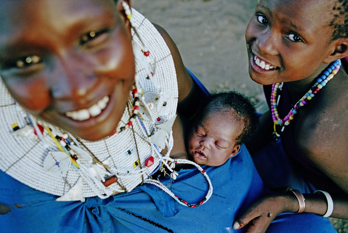 Massai-Frau mit Tochter und Baby in Tansania, 2004