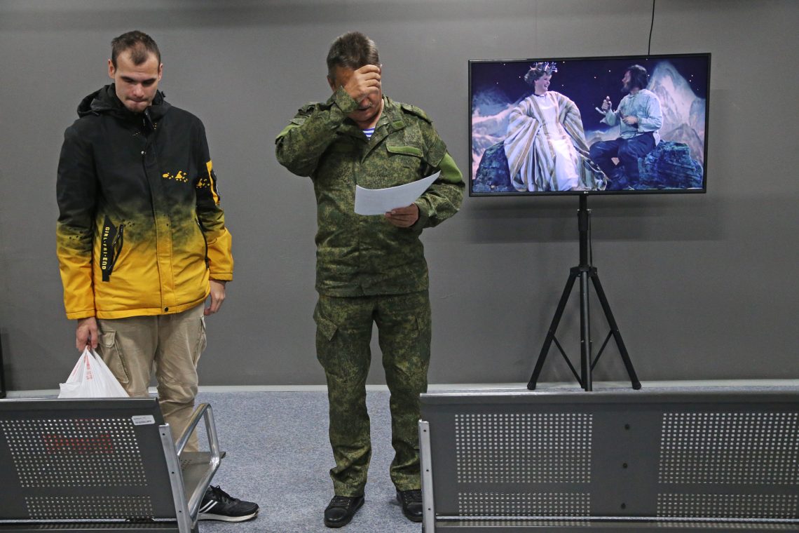Ein russischer Offizier des Einberufungsamtes spricht mit Moskauern, die zur Armee eingezogen werden, September 2022
