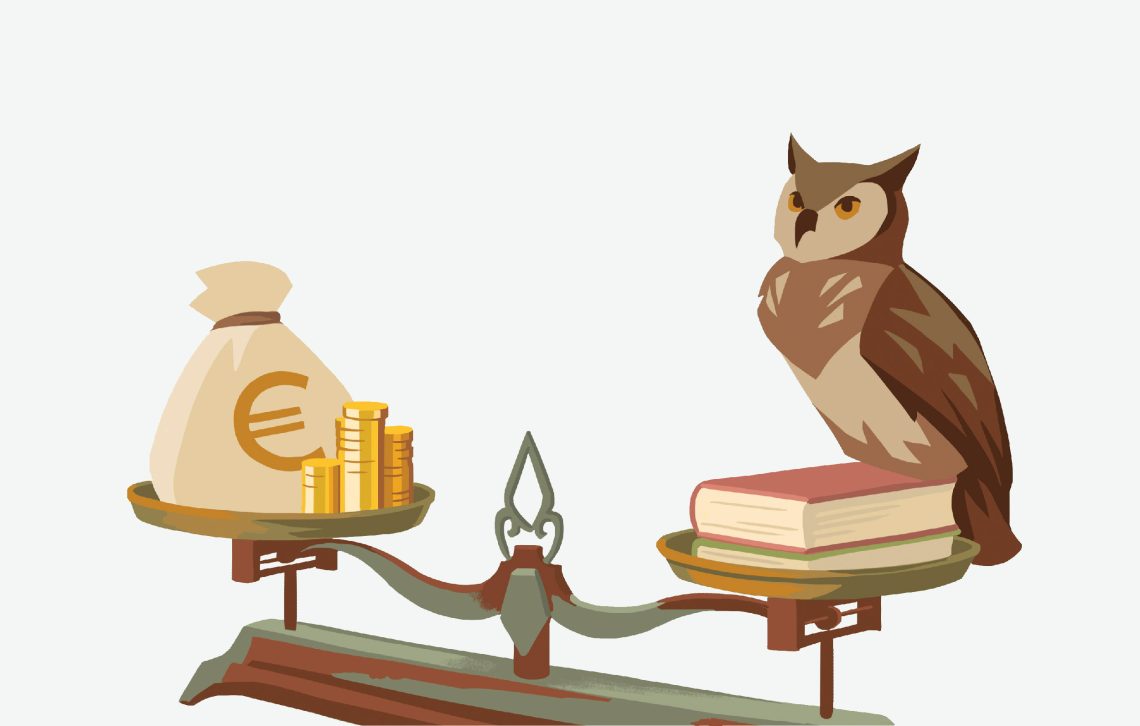 Illustration einer Waage mit einem Geldsack auf einer Seite und einer Eule als Symbol der Weisheit auf der anderen