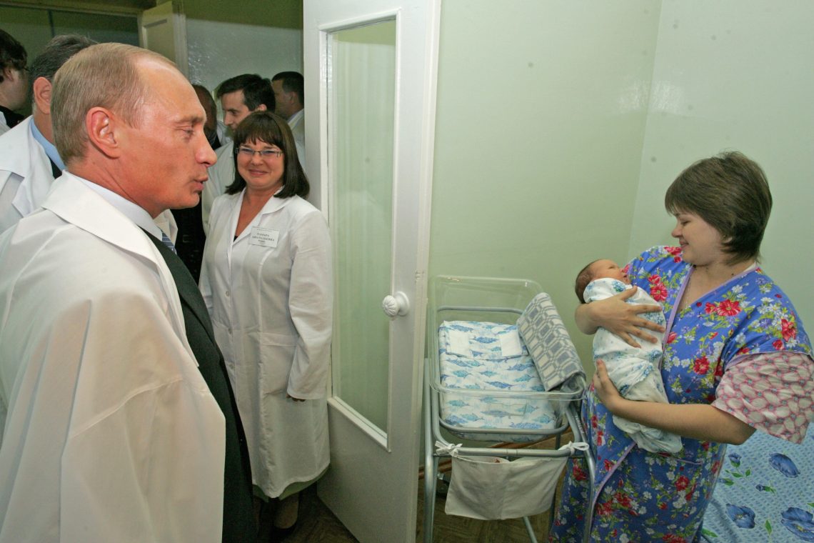 Wladimir Putin beim Besuch einer Entbindungsstation in Kurgan, Oktober 2006
