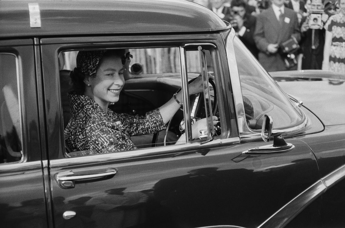 Foto von Queen Elizabeth II am Steuer eines Autos.