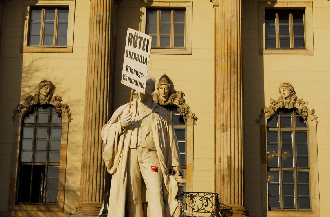 Transparent auf dem Campus der Humboldt-Universität zu Berlin im Rahmen der Schülerproteste unter dem Motto Bildungsblockaden einreißen in Berlin