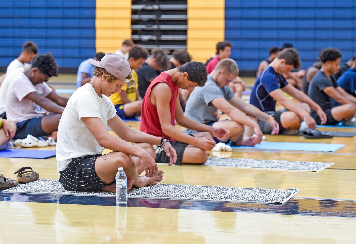 Jugendliche beim Meditieren an einer High School in den USA