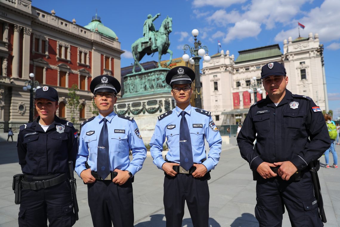 Im Jahr 2019 gingen serbische Polizisten mit chinesischen Kollegen  in der Belgrader Altstadt auf Streife.