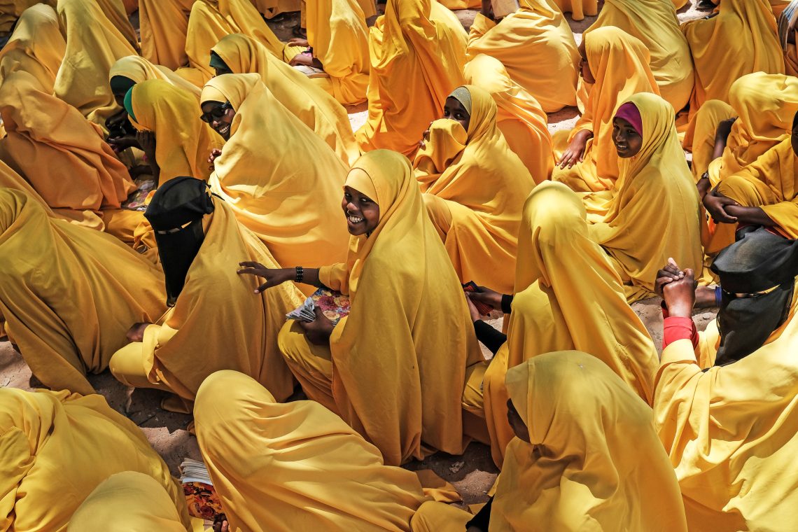 Afrika Bevölkerungswachstum: Schulmädchen in gelben Tschadors in Somalia, 2017
