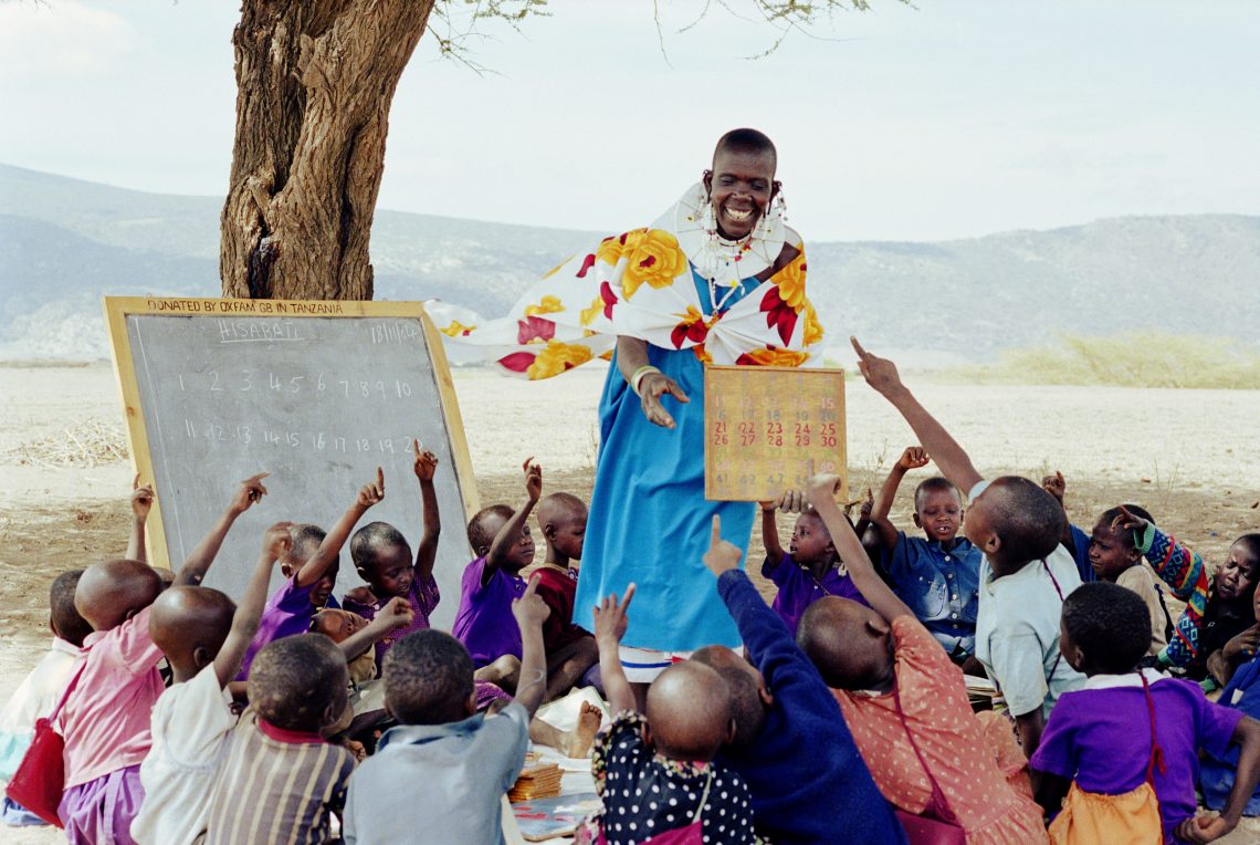 Tansania, 2004: Ein Lehrer unterrichtet Schüler im Freien