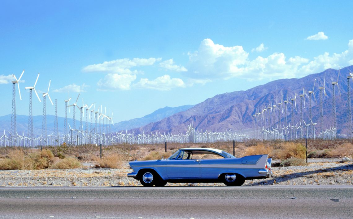 1958 Plymouth Belvedere neben Windkraftanlagen in den USA, 2000