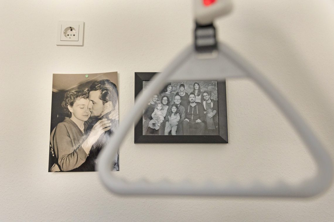 Alte Familienfotos in einem Pflegeheim in Heidelberg, 2022