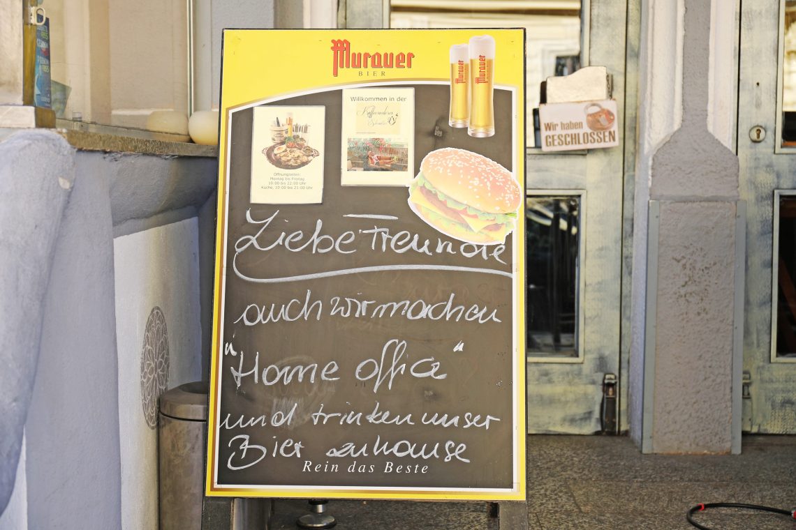 Ein Schild mit der Aufschrift „Liebe Freunde, auch wir machen Home Office und trinken unser Bier zuhause“ vor einem geschlossenen Restaurant in Graz, März 2020