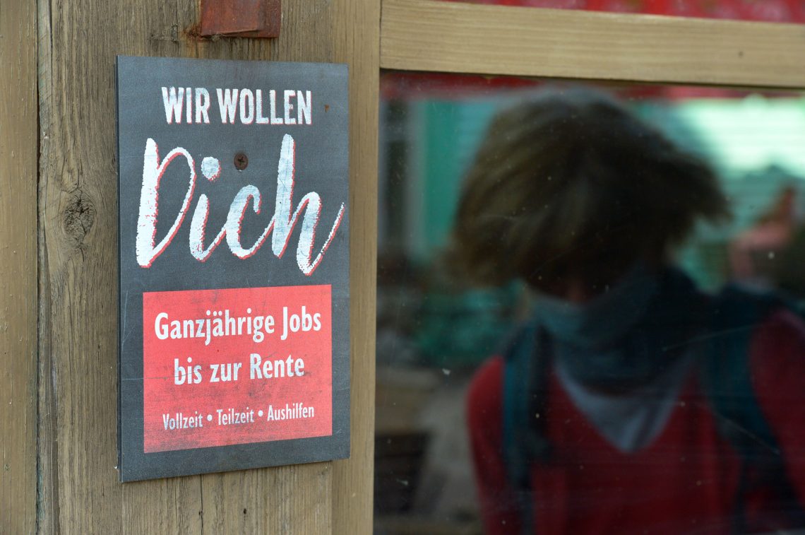 Aushilfe gesucht-Schild auf einer Erdbeerfarm in Mecklenburg-Vorpommern mit dem Versprechen, dass es Jobs bis zum Rentenalter sind
