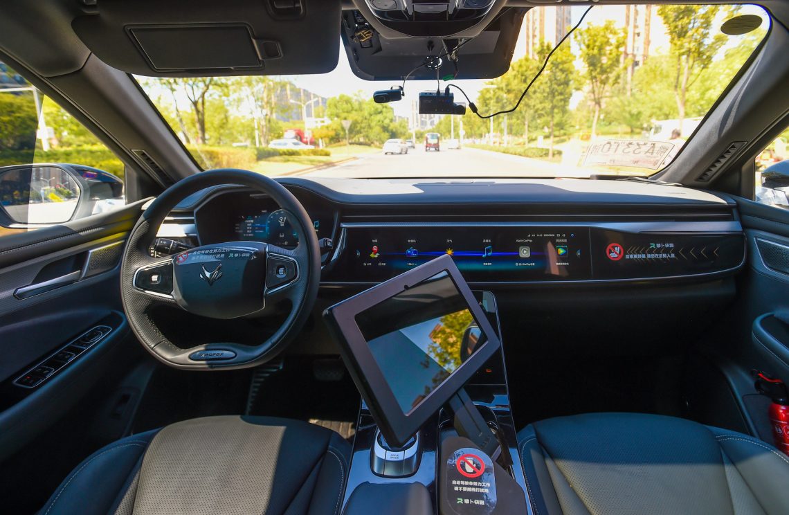 Innenansicht eines Autos mit Lenkrad und vielen Bildschirmen sowie Mikrophonen und Kameras. Ein autonomes Fahrzeug braucht eine Maschinenethik.