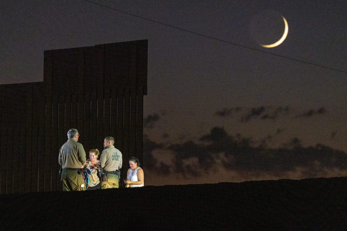 Foto einer nächtlichen Grenzkontrolle an der Grenze zwischen den USA und Mexiko.
