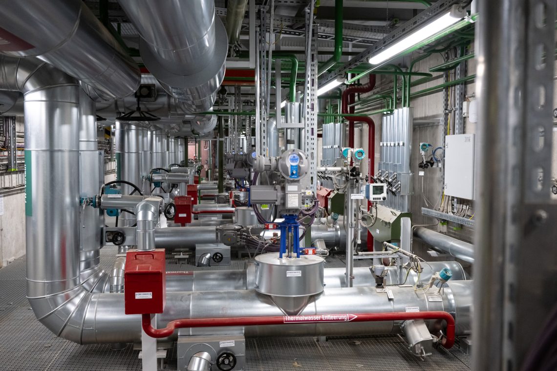 Foto einer Industrieanlage mit vielen Röhren, Leitungen und Messstellen. Es ist eine Anlage für Geothermie. 