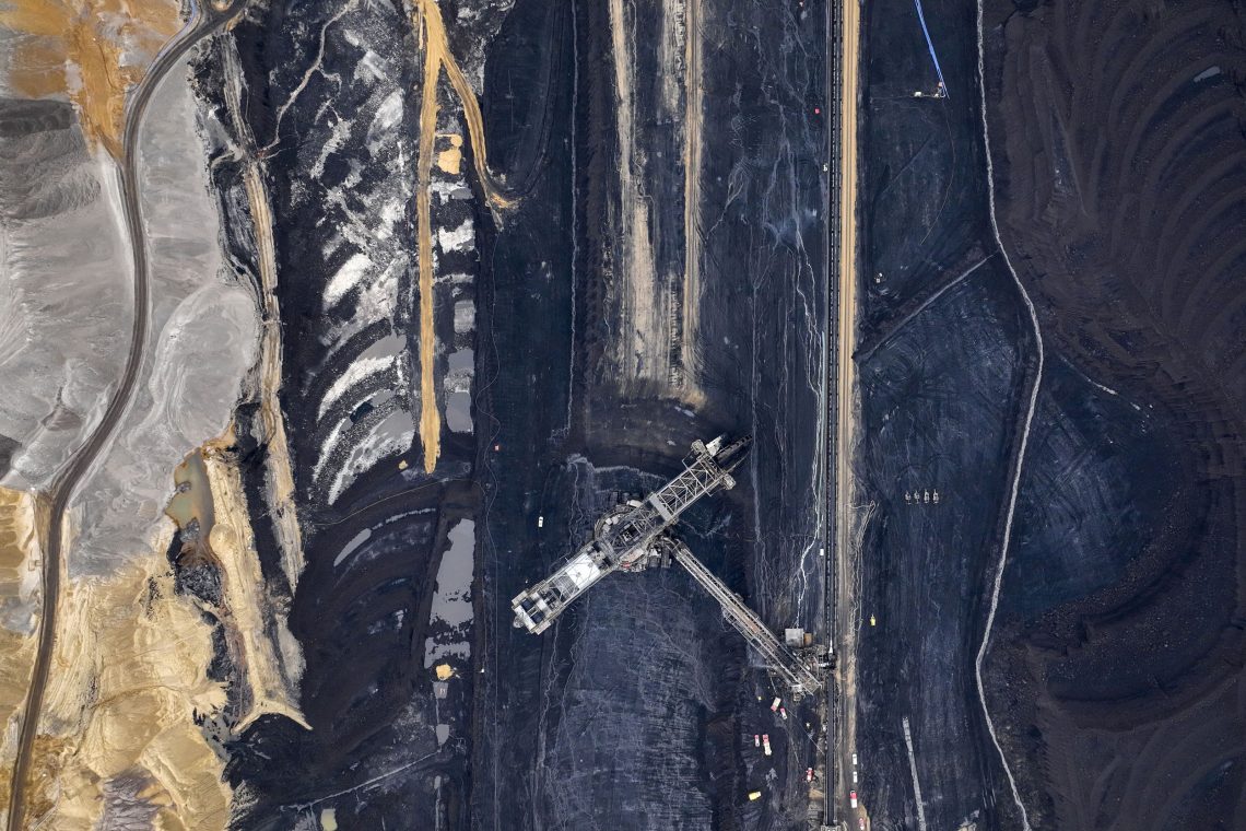 Luftaufnahme vom Tagebau für den Abbau von Braunkohle.