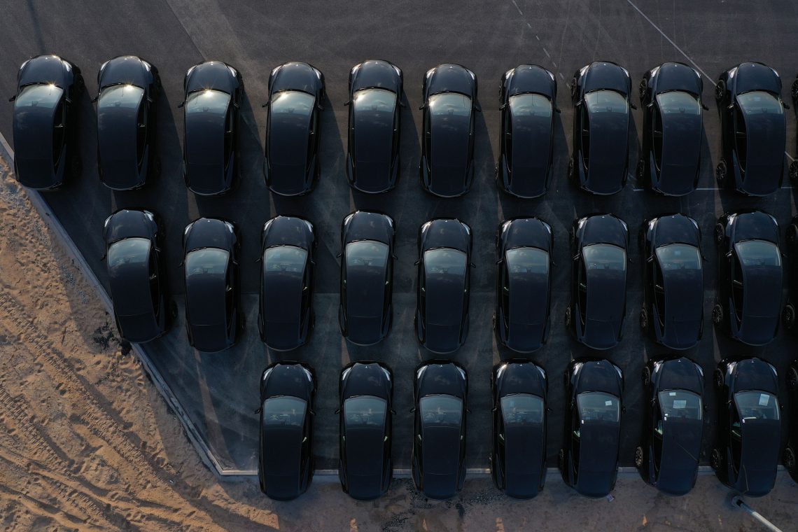 Foto von identischen schwarzen Autos in drei Reihen von oben.