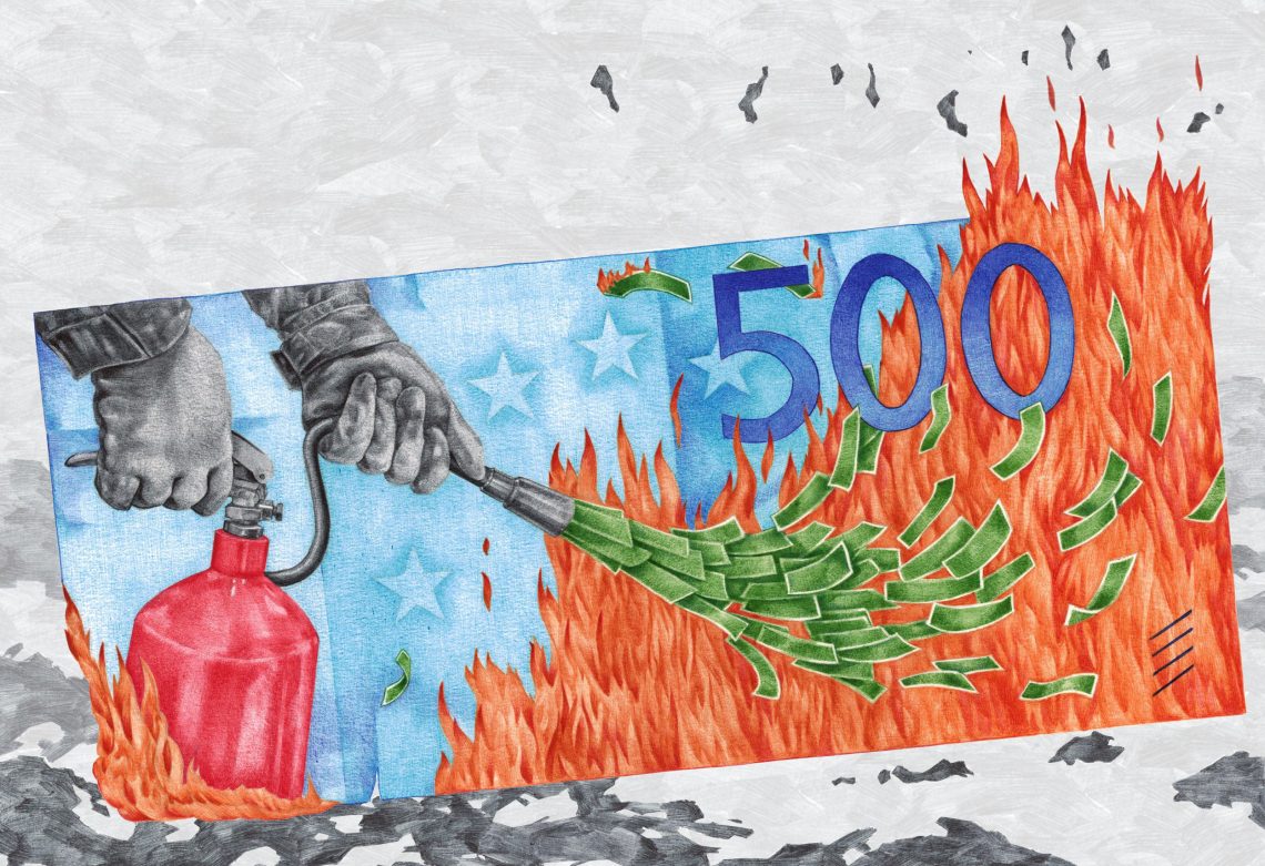 Zeichnung eines Feuers, das mit einem Feuerlöscher gelöscht wird, wobei statt Löschmittel Geld aus dem Feuerlöscher kommt. Die Zeichnung soll den Zusammenhang von Inflation und Geldpolitik zeigen.