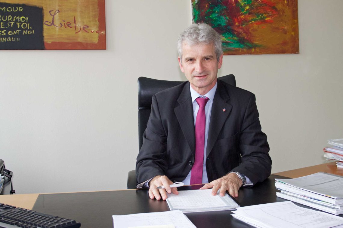 Foto von Berglandmilch-Geschäftsführer Josef Braunshofer an seinem Schreibtisch.