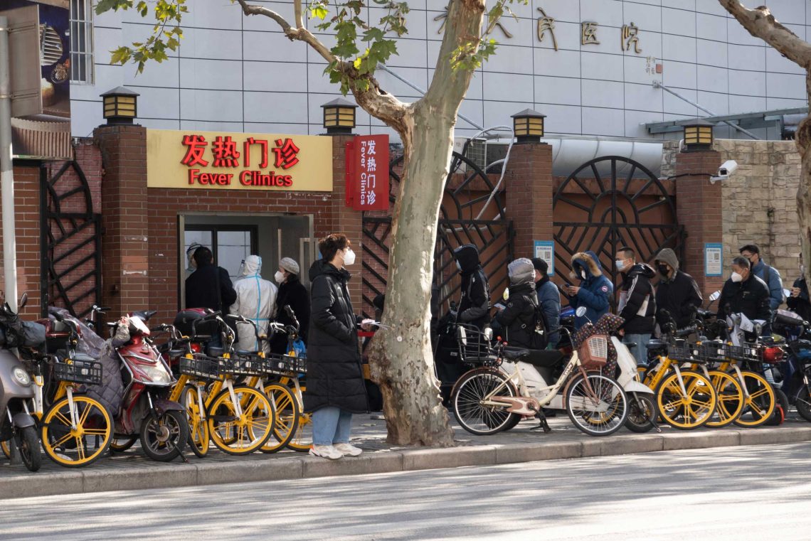 Ende Dezember 2022: Menschen stehen Schlange vor einer Fieberklinik in Shanghai.