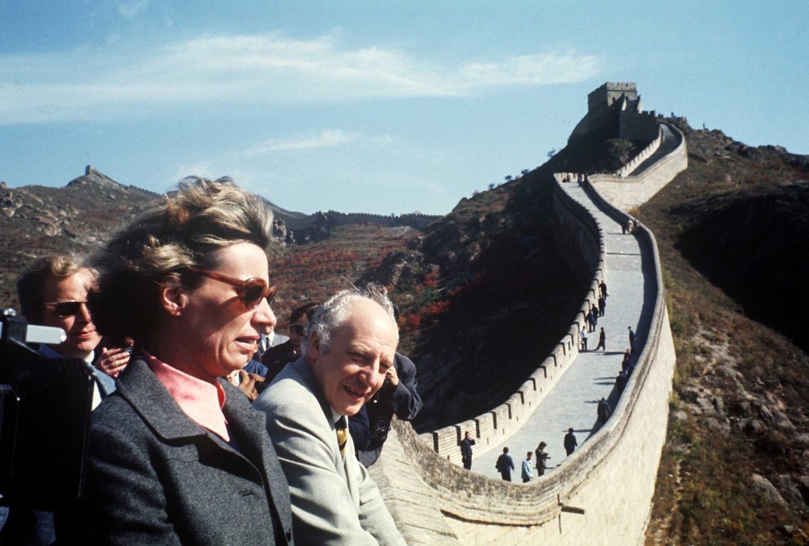 Der damalige deutsche Außenminister Walter Scheel (FDP) und seine Frau Mildred besichtigen im Oktober 1972 die Chinesische Mauer.
