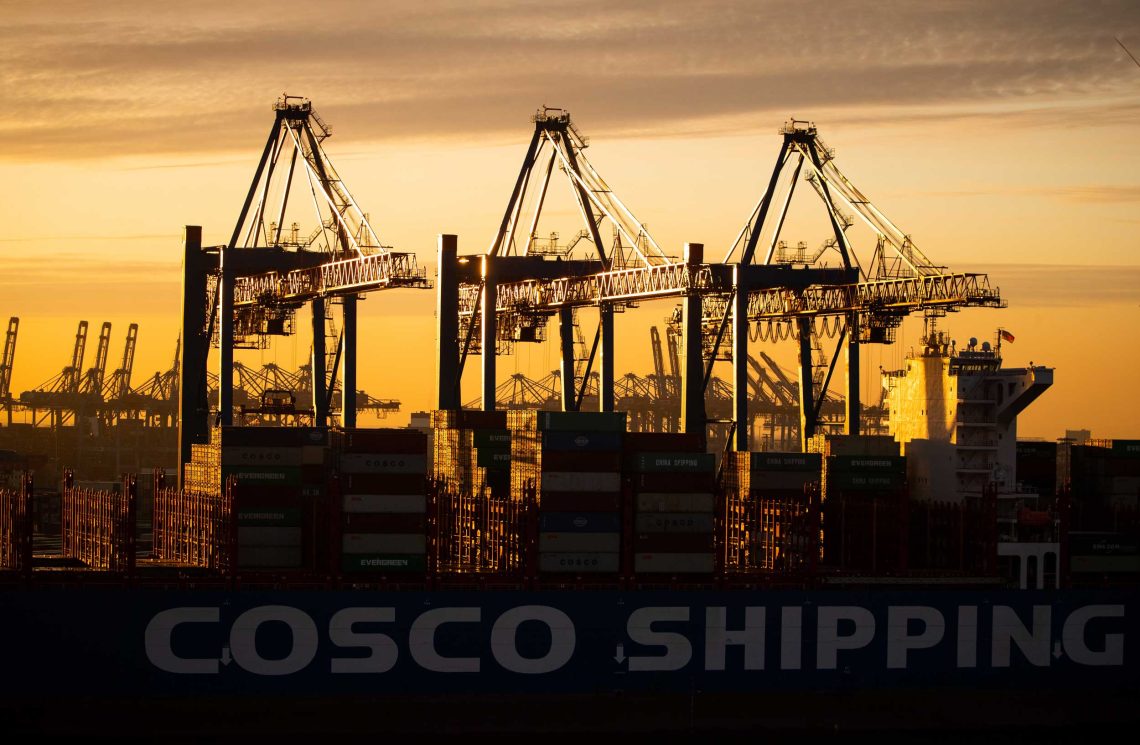 November 2019: Ein Containerschiff der China Ocean Shipping Company (COSCO) wird am Tollerort-Containerterminal des Hamburger Hafens entladen.
