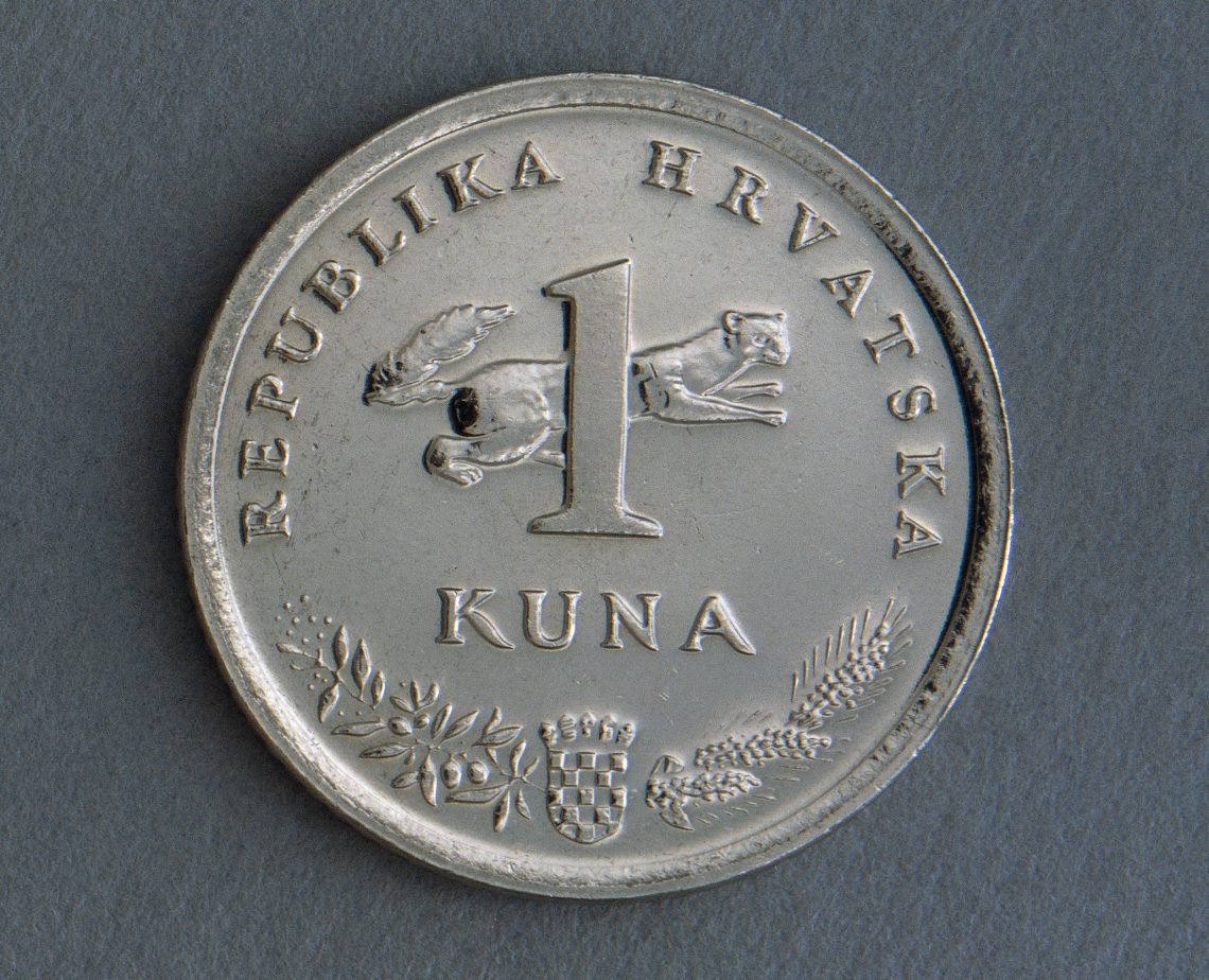 Eine Münze auf grauem Filz. Das Bild ist Teil eines Beitrags über die Einführung des Euro in Kroatien.