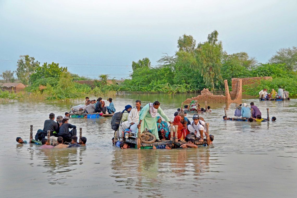 Vertriebene auf selbstgebauten Floßen versuchen in Sicherheit zu gelangen. Sie befinden sich in Jaffarabad in der pakistanischen Provinz Belutschistan.