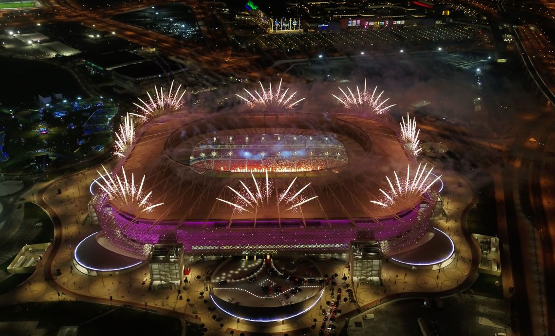 Foto aus der Vogelperspektive, das ein Feuerwerk bei einem Stadion bei Nacht zeigt. Das Foto soll einen Beitrag über Großveranstaltungen im Sport