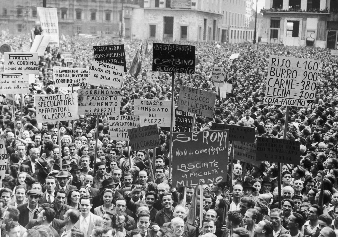 Mailand im September 1946: eine große Menschenmenge protestiert gegen stark gestiegene Preise, insbesondere bei Lebensmitteln.