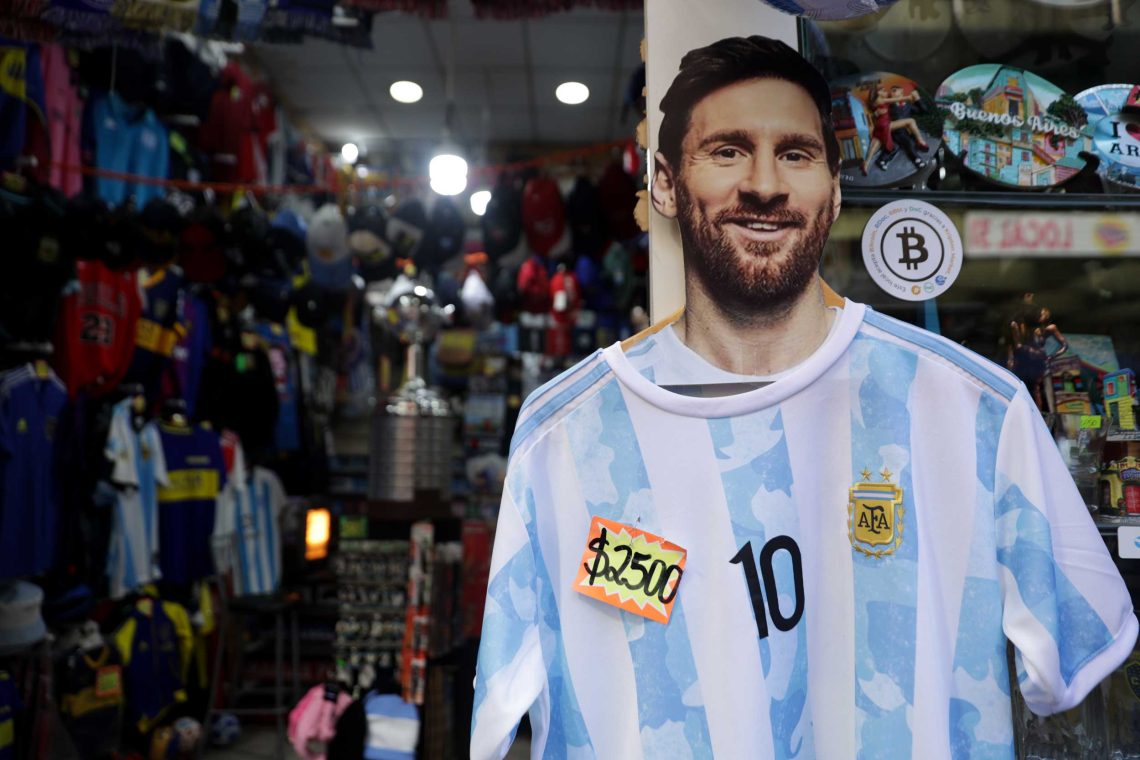 Ein Fußballdress der argentinischen Nationalmannschaft hängt in einem Geschäft in Buenos Aires. Das Preisschild zeigt 2500 Pesos.