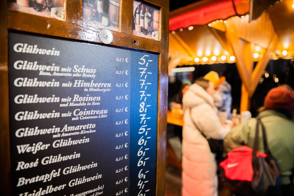 2022: Ein Preisschild am Berliner Weihnachtsmarkt am Breidscheidplatz. Ein Glühwein mit Likör kostet 8 Euro.