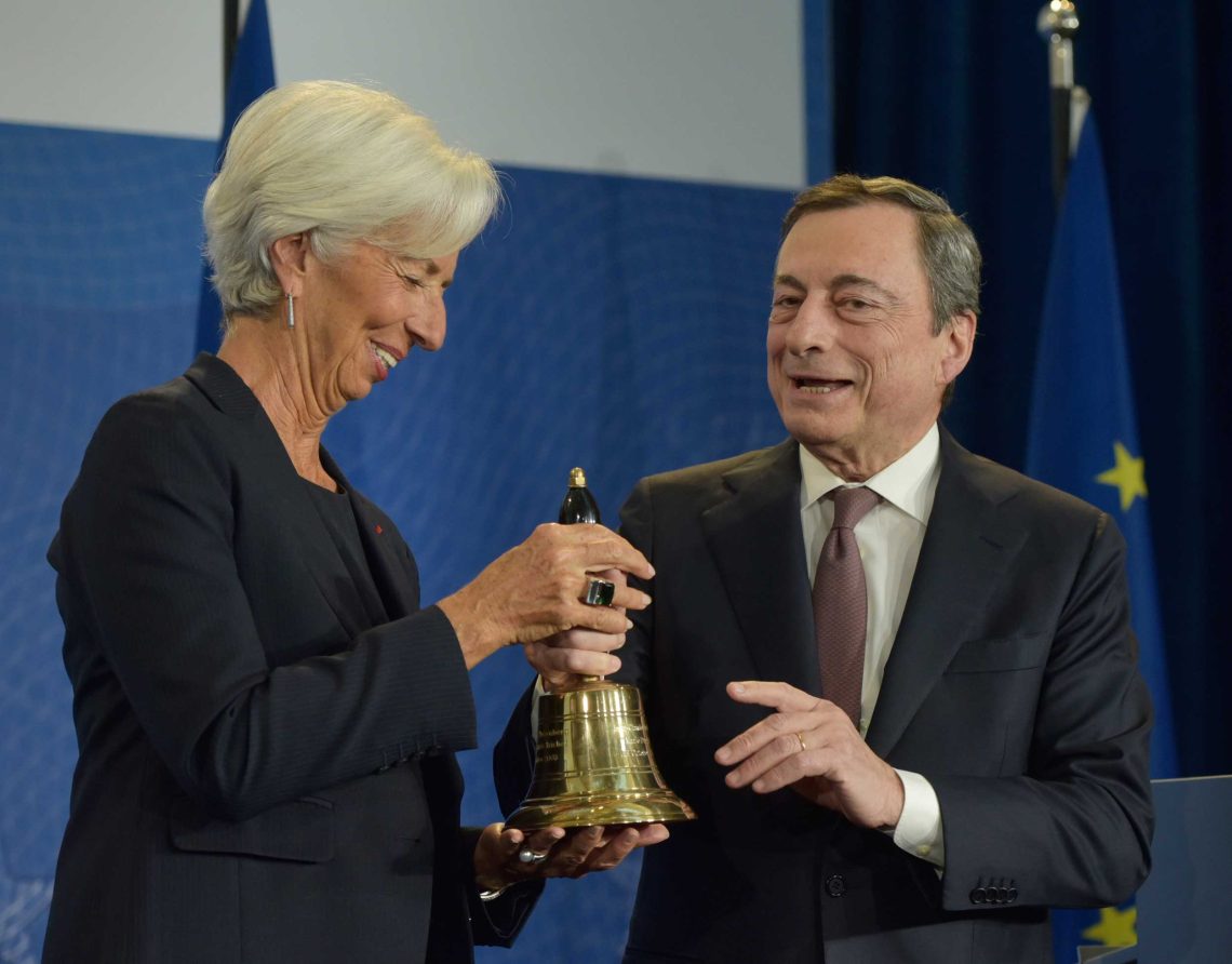 Der ehemalige Präsident der Europäischen Zentralbank Mario Draghi überreicht eine Glocke an seiner Nachfolgerin Christine Lagarde am 28. Oktober 2019.