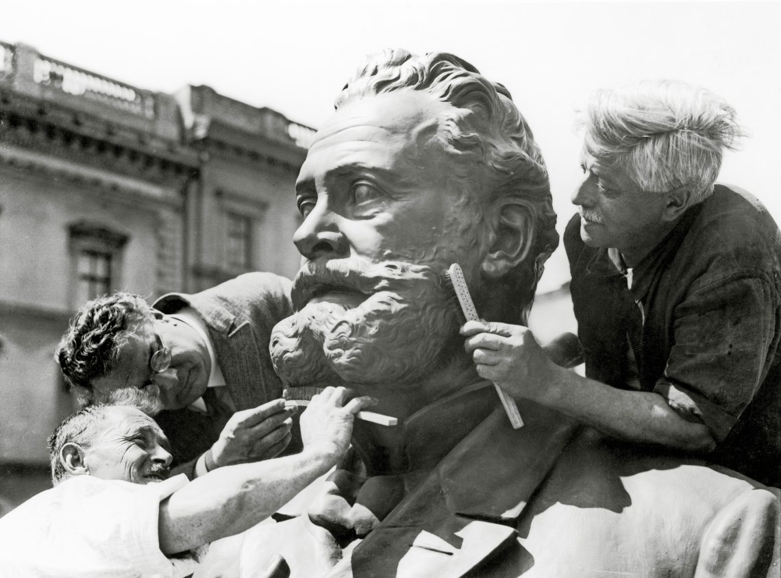 Das Lueger-Denkmal in Wien wird einer Reinigung unterzogen, 1935