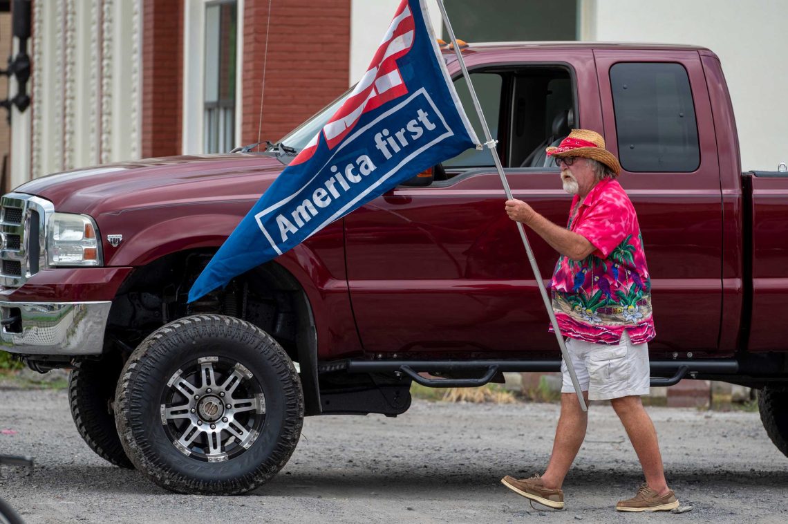 Ein Demonstrant trägt eine America-First-Flagge bei einer Kundgebung gegen Präsident Joe Biden.