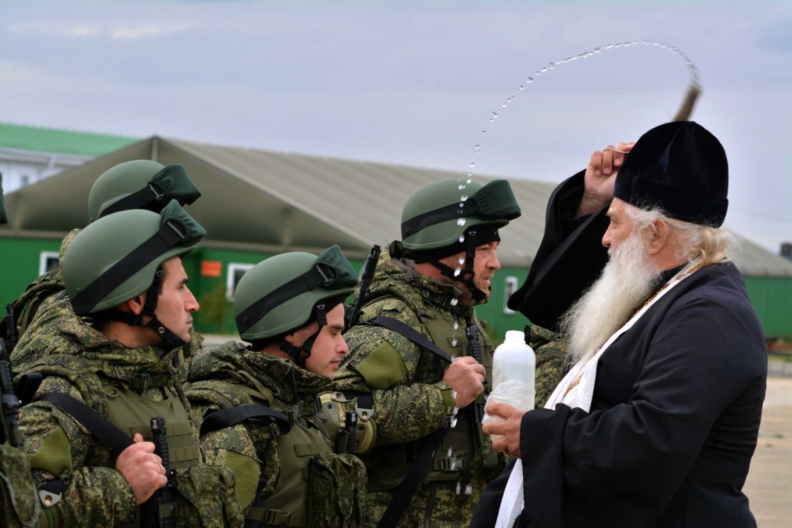 Ein Vertreter der orthodoxen Kirche in Russland segnet frisch eingezogene Rekruten auf dem Truppenübungsplatz in Rostow im Oktober 2022