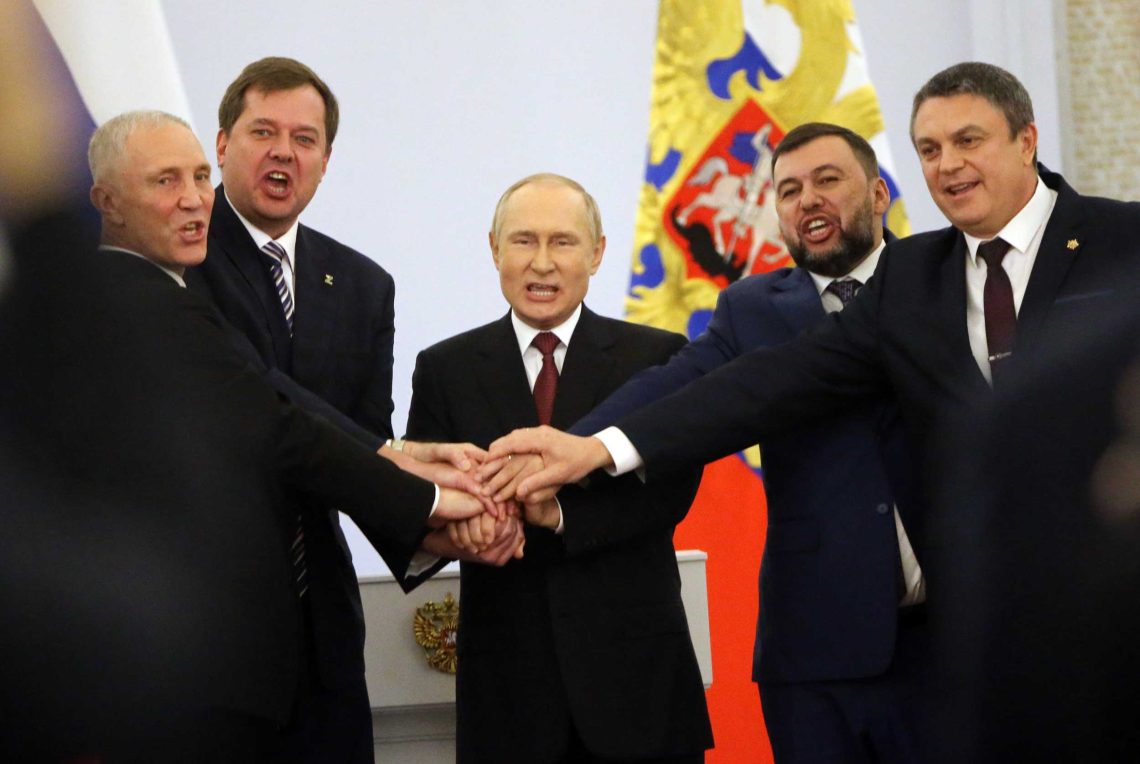 Der russische Präsident Wladimir Putin mit den ukrainischen Separatistenführern Wladimir Saldo, Jewhen Balyzkyj, Leonid Passetschnik und Denis Pushilin während der Annexionszeremonie von vier ukrainischen Regionen im Großen Kremlpalast im September 2022.