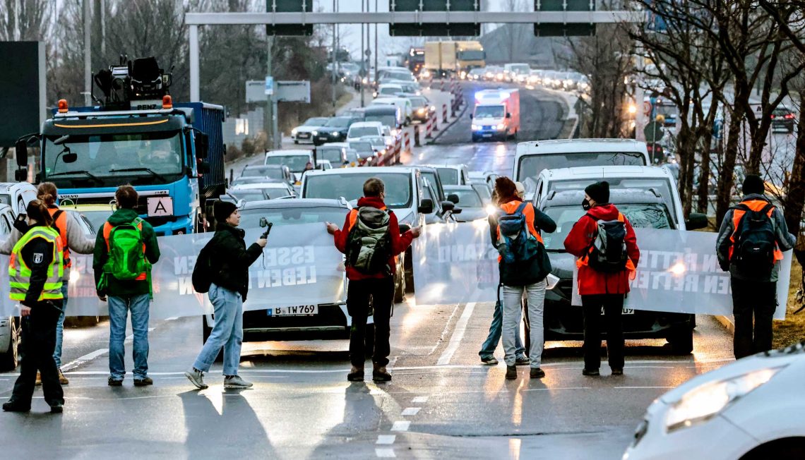Aktivisten der "Letzten generation" blockieren eine Autobahn vor Berlin im Januar 2022.