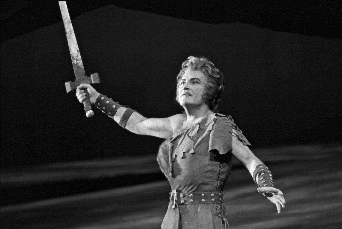 Der Opernstars Jess Thomas als Siegfried mit erhobenen Schwert in Wagners Oper an der Metropolitan Opera am 17. November 1972