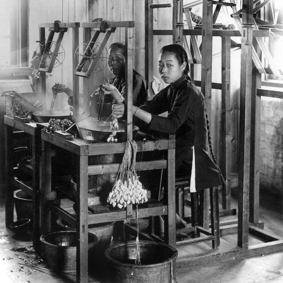 Foto von zwei Frauen an einem Tisch mit dampfenden Kesseln. Das Bild gehört zu einem Artikel über China und Kaiserin Cixi.