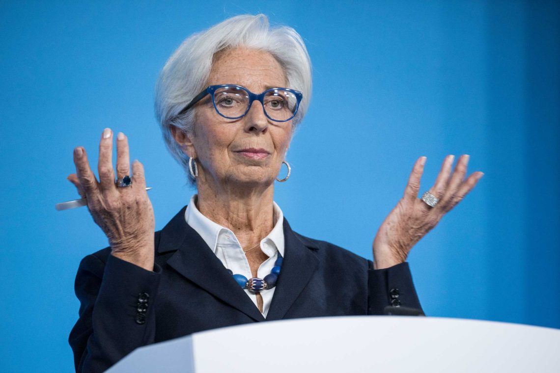 Christine Lagarde, Präsidentin der Europäischen Zentralbank, spricht zu den Medien nach einer Sitzung des EZB-Rates am 03. Februar 2022 in Frankfurt. Sie hebt die Hände in einer Geste, die Ratlosigkeit suggeriert.
