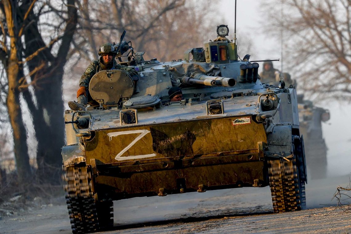 Russische Soldaten auf einem Panzer im Bezirk Volnovakha in dem von pro-russischen Separatisten kontrollierten Donetsk in der Ukraine am 26. März. Gut sichtbar auf dem Panzer ist das "Z", das von den russischen Truppen während der Invasion verwendet wurde.