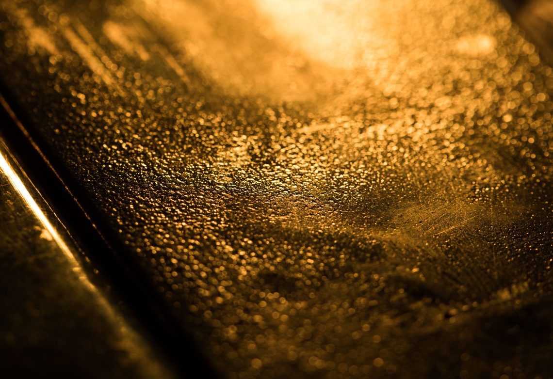 Nahaufnahme der Oberfläche eines Goldbarrens.