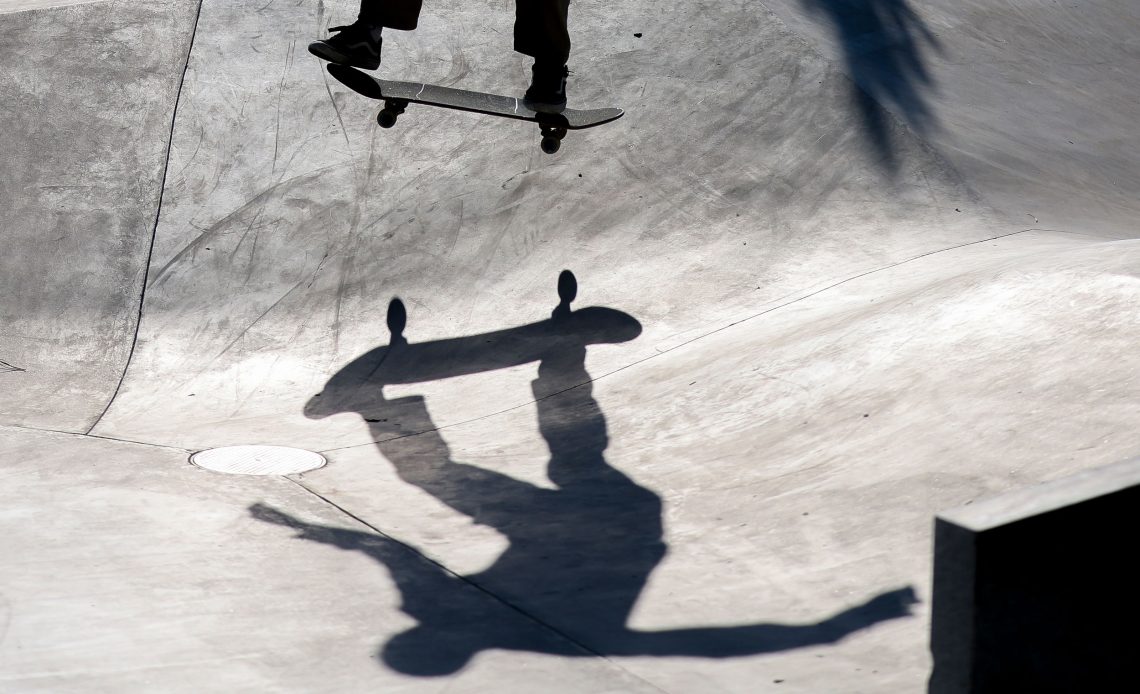 Eine Skaterin oder ein Skater ist mit Schatten bei einem Sprung auf einer Bahn zu sehen. Das Bild illustriert ein Interview bei dem es um Jugend, Beruf und Karriere geht. Das Bild soll zeigen, dass junge Menschen Mut und eigene Vorstellungen haben.